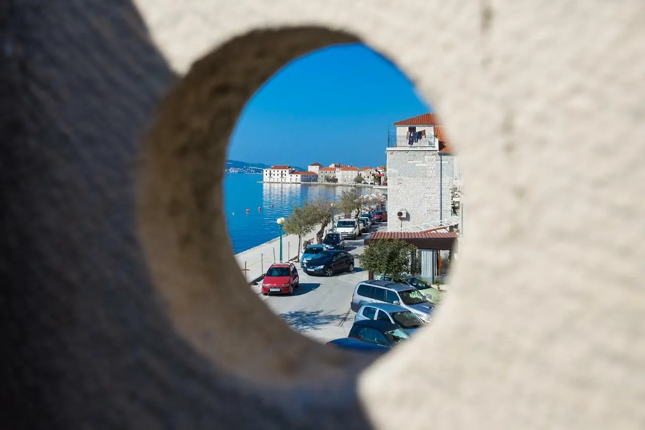 Seafront Apartment In Historical Cippico Castle Kastela
