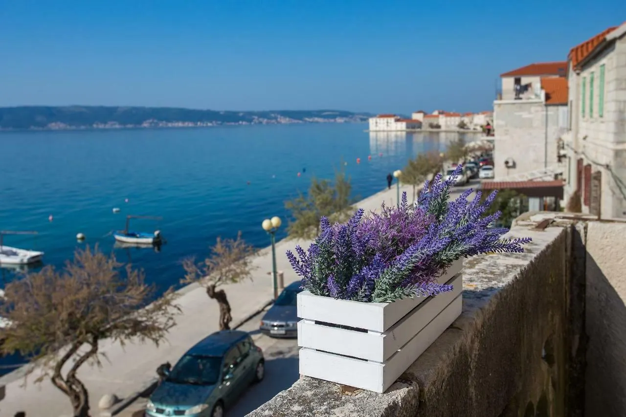 Seafront Apartment In Historical Cippico Castle Kastela