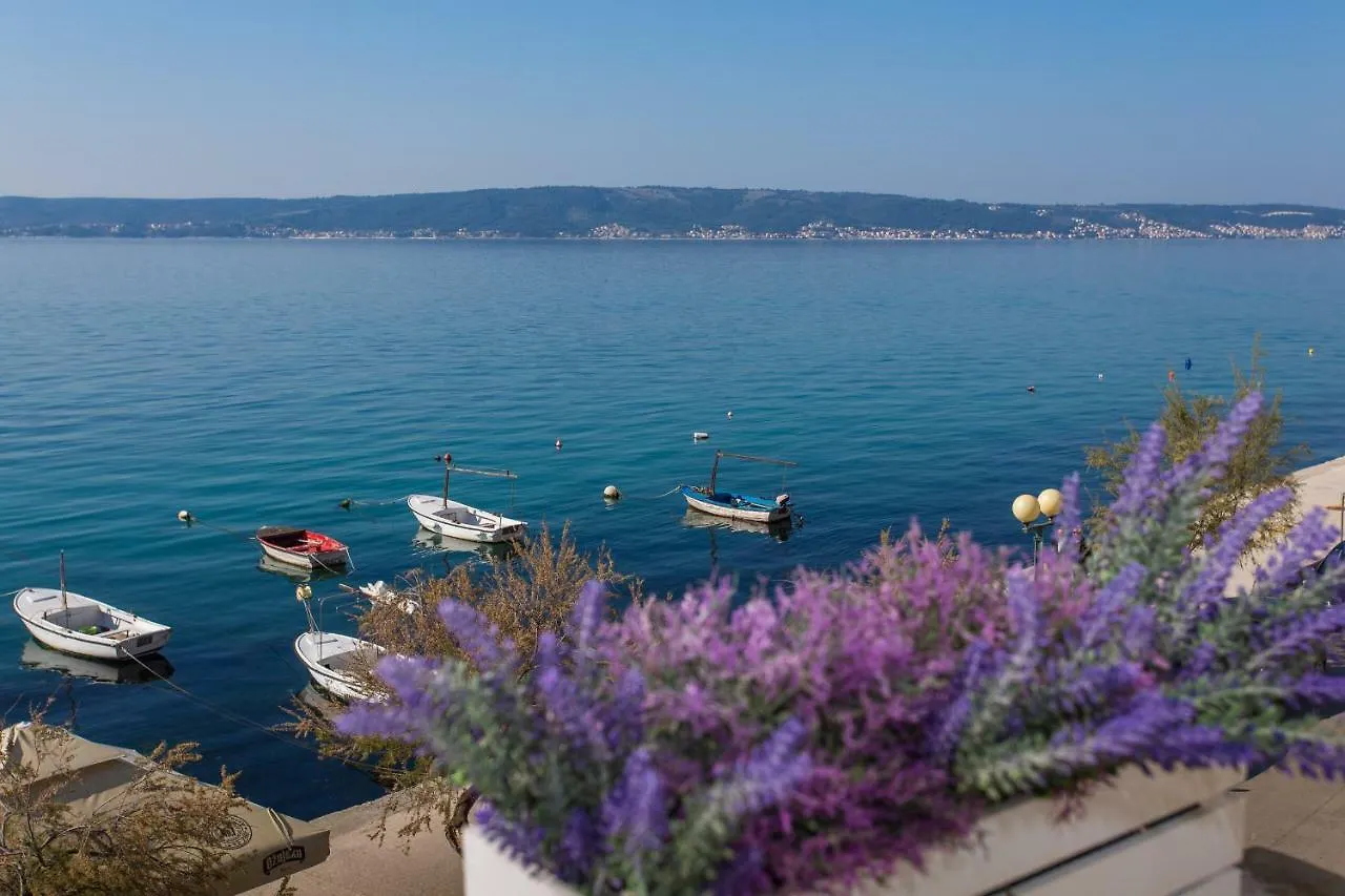 Seafront Apartment In Historical Cippico Castle Kastela 0*,