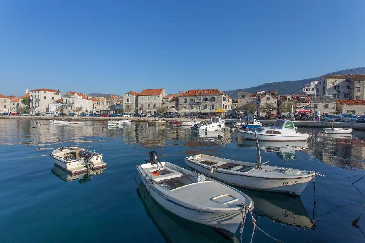 Seafront Apartment In Historical Cippico Castle Kastela