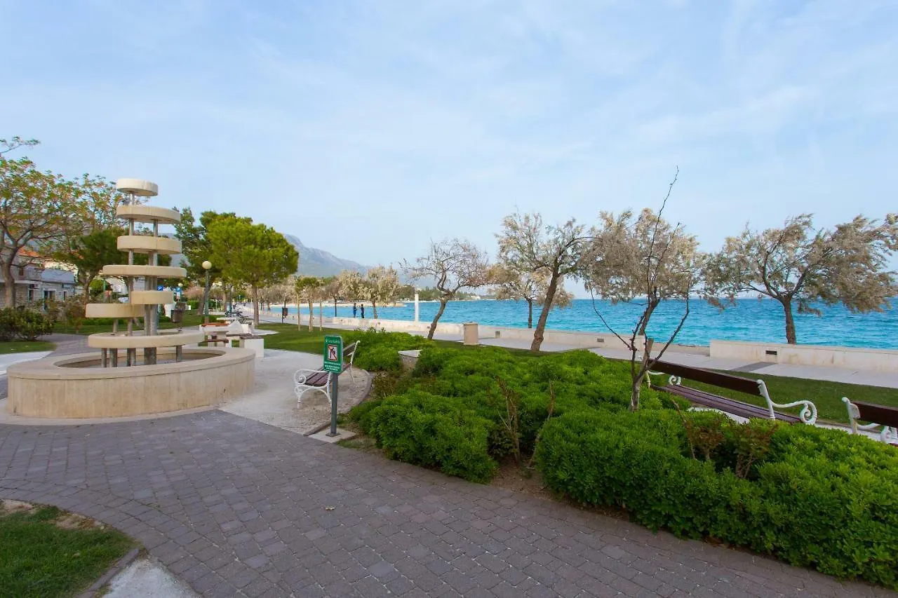 Seafront Apartment In Historical Cippico Castle Kastela